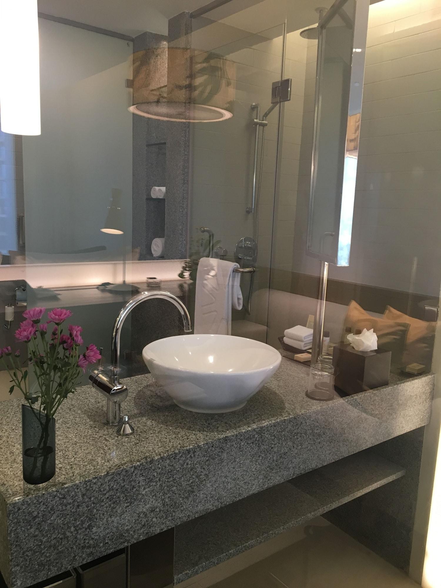 Taj Yeshwantpur Bengaluru Hotel Eksteriør billede Bathroom at the Four Seasons Hotel, Bangkok