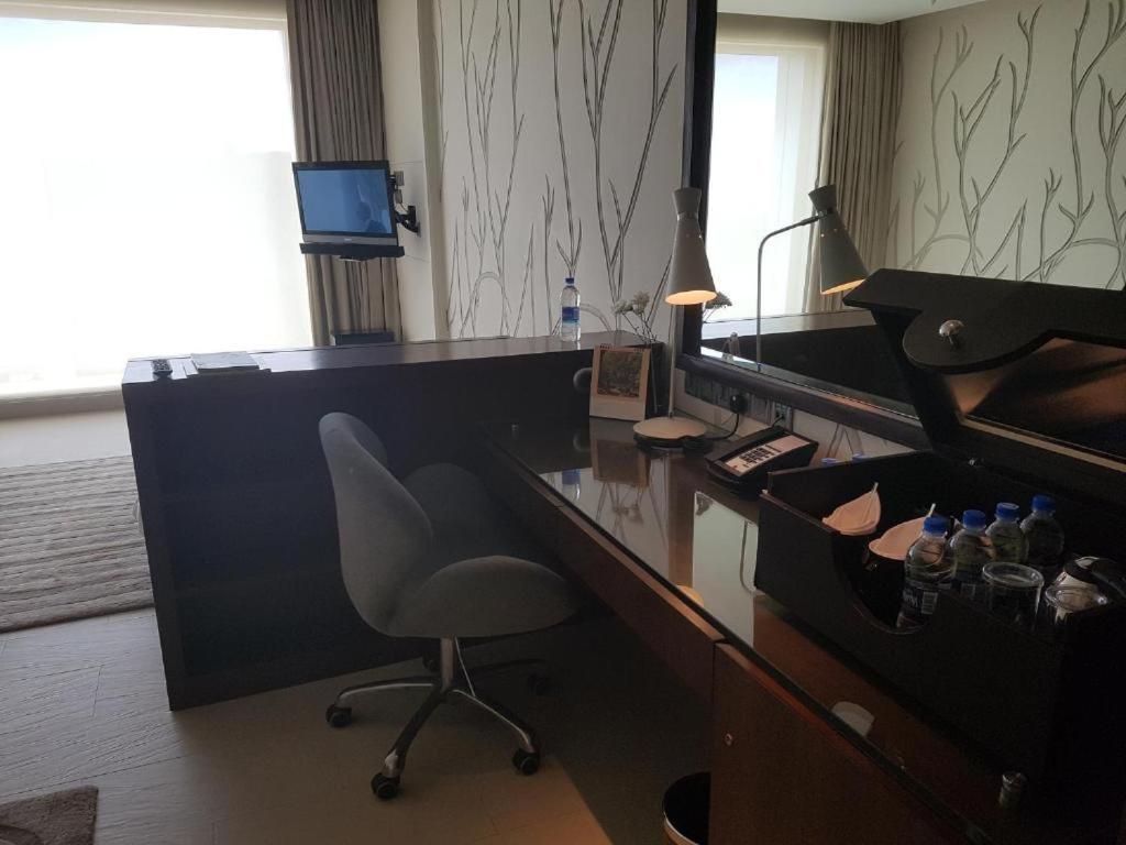Taj Yeshwantpur Bengaluru Hotel Eksteriør billede A work desk in a hotel room